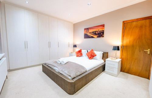 4BR 2Bath Home -Hot Tub, Free Parking & Games Room - Foto 29