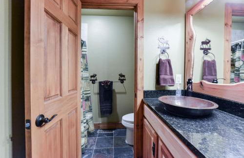 Luxury Lakefront Chalet Resort 2 Pools FREE Amenities Dock MiniGolf Waterslide - Foto 28