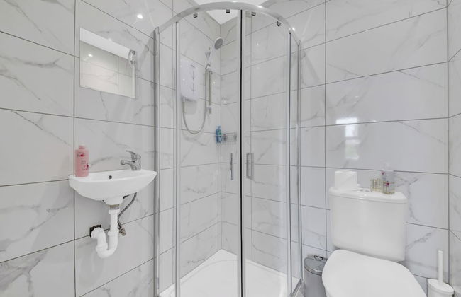 Captivating 1-bed Studio in West Drayton - Photo 13