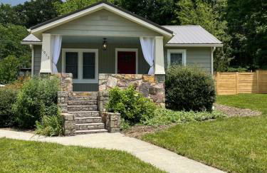 The Twisted Maple - Dogs Stay Free! - Foto 1