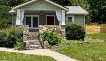 The Twisted Maple - Dogs Stay Free! - Foto 1