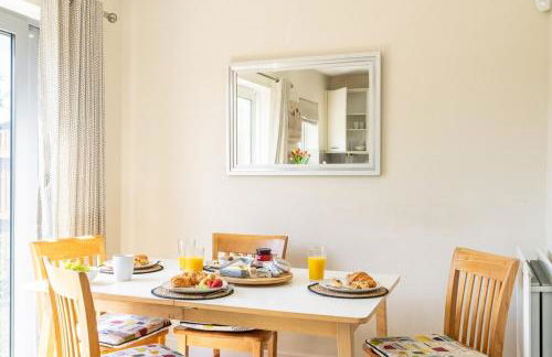 Luxury 3-Bedroom Escape, Timeless Charm, Near Monmouth Castle, Sleeps 6, Parking, Free WiFi - Foto 8