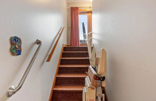 Spacious Accessible Waterfront Retreat with Hot Tub - Foto 51