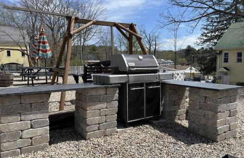 Caretakers Apartment-Split level Full Bed with European Bath Pet Friendly fee applies - Photo 10