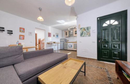 Casa Hibiscus - Shared Pool and BBQ - Close to Seafront Promenade By Lanzarote Vacation Homes - Foto 9