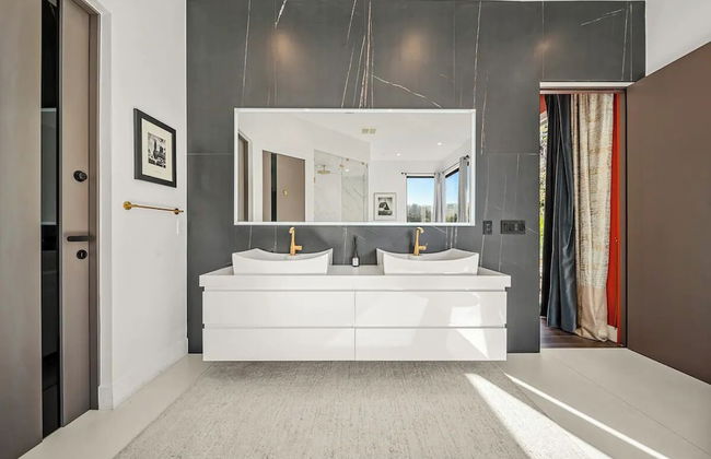 Willow Glen - Hollywood Hills Multi-level Villa With Theater & Pool - Photo 35