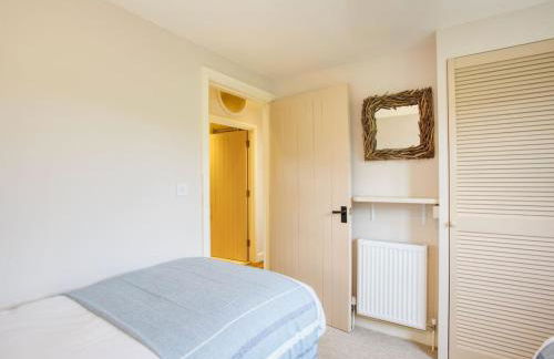 Beautiful Seaside Holiday Home - Photo 13