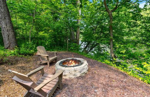 Modern Riverside Cabin w Hot Tub Fire Pit Kayaks - Foto 4