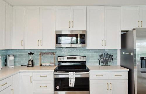 Tranquil Lakeside Escape 2 Bedrooms Patio Views - Photo 15