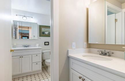 Private Beach Access + Water Views! Sleeps 18, Historic 6bdr Farmhouse w/ Deck - Foto 56