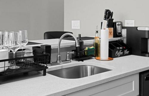 1BR • City Views • Queen + SofaBed • WiFi & 2 TVs - Photo 9