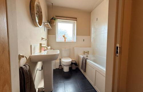 Luxury 2bed Sleeps 4 Flat Nr White Rose w Free Parking, Desks and Fast WiFi - Foto 15