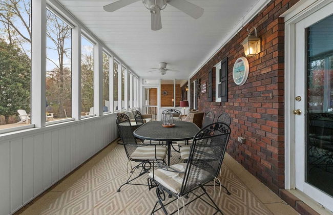 Sleeps 22, Lakefront w/ Private Dock & Pool, 2 Houses Lake Living by Avantstay - Foto 65