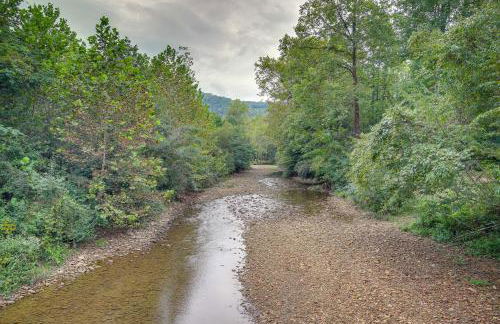 Riverfront Briceville Cabin with Patio and Fire Pit! - Foto 24