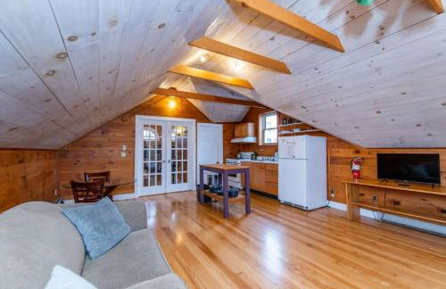 Bright and Cozy Treehouse Apartment - Photo 6