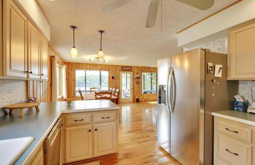 Lakefront Queensbury Home Kayaks and Boat Dock - Foto 11