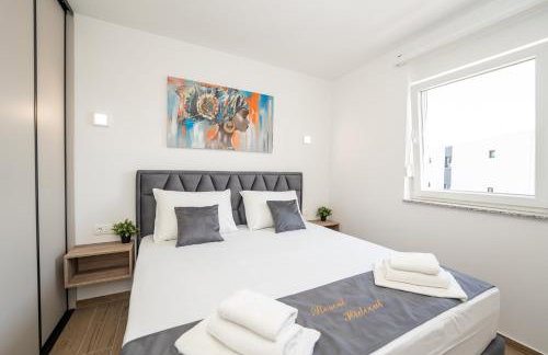 Poolside Hideout Apartments - Photo 47