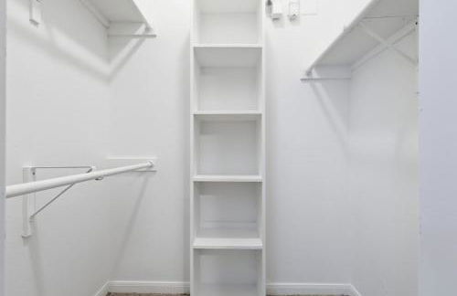 Chic 2BR Boho-Chic Retreat Garage, Pool, Gym - Photo 8