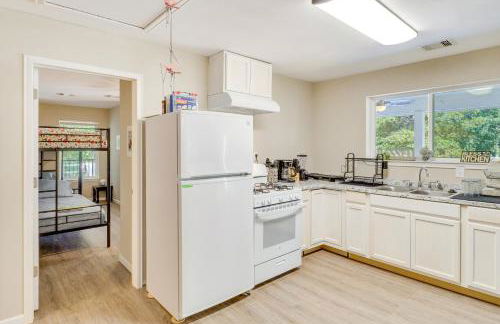 Hemphill Vacation Rental with Pool, Walk to Lake! - Foto 10