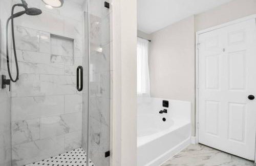 Tranquil 4-BR Oasis With Pool & Backyard Bliss! - Foto 12