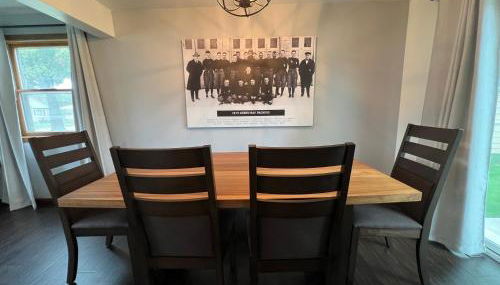 Curly's Quarters (4 Bedroom Home) w/ Lambeau view - Foto 4