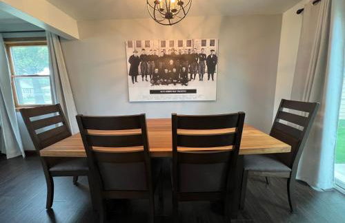 Curly's Quarters (4 Bedroom Home) w/ Lambeau view - Foto 4