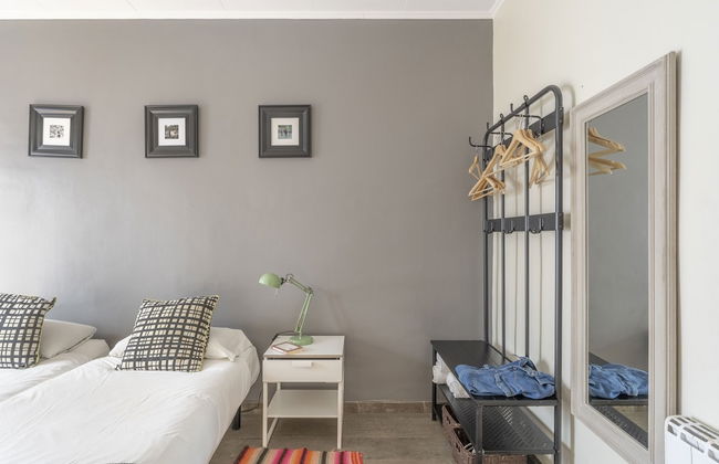 Lovely and Central 4 BR Apartment - Photo 15