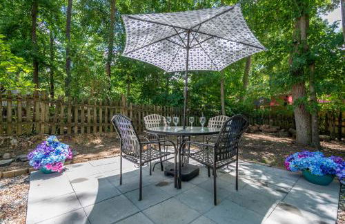 Arcade, Ping Pong, Hot Tub, Gas Grill, & King Bed - Photo 12