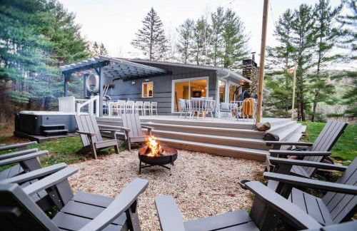 Catskill MNTN Escape 5 BR 3 bath Villa Hot Tub Fire Pit Best Group Stay - Foto 1