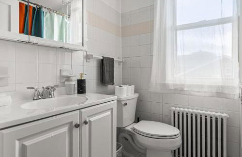 Charming 4BR Retreat in Arlington Sleeps 12 NearDC - Foto 41