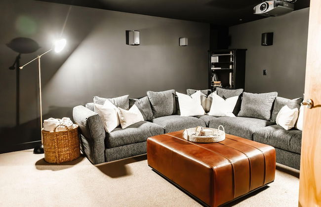 Private Luxury Oasis w Pool HT Parking - Photo 5