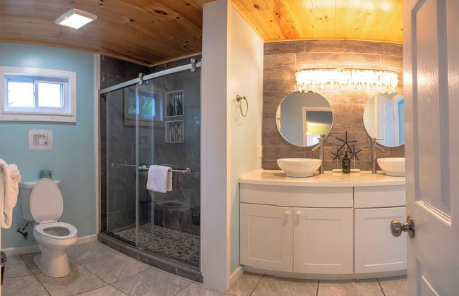 Elegant Suite with Jacuzzi - Photo 7