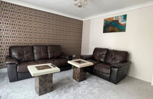 Luxurious Detached Holiday House Free Parking near Airport Town Centre Railway Station - Foto 13