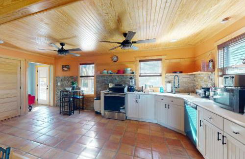 Coastal home with private hot tub and fire-pit, close to local attractions - Foto 9