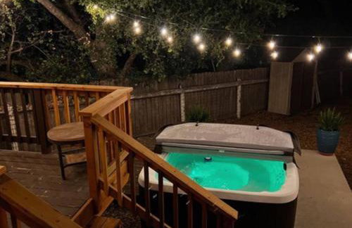 Lavender & Vine - Downtown Retreat with Hot Tub and Fire Pit! - Foto 4