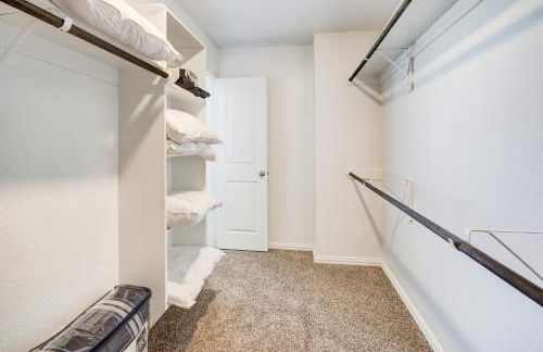 Meticulously-maintained 3-BR Townhouse w/ Backyard ~ Double-Story! - Foto 47