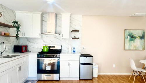 Chic Home with Expansive Backyard- duplex back unit - Foto 5