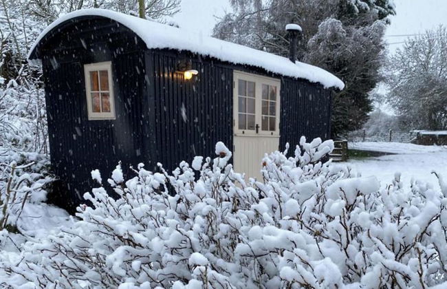 1 Bed Glamping Hut - Firepit, Fireplace, Views - Photo 18