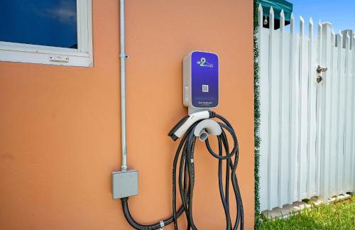 Vacay Spot Happy Escape 15 Min Beach Massage Shower Prime LOC! 6 blocks away from Bars, Nite Clubs, Res, Shops - Photo 34