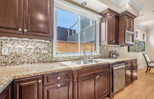 Beach Retreat- Walk to Beach, BBQ, Oceanview Rooftop & Firepit - Foto 26