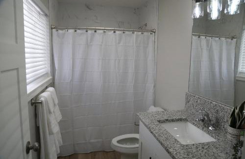 Updated 4-bedroom home centrally located - Foto 20