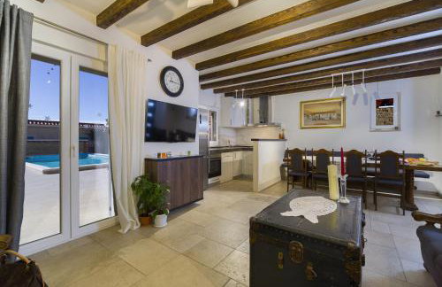 Villa Vision with Heated Pool & Jacuzzi in Sestanovac - Foto 9