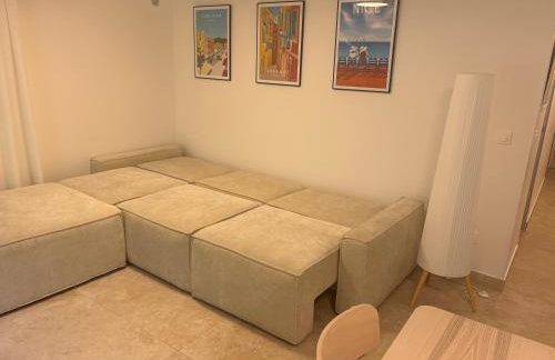 Appartement Neuf 2 chambres et salon - proche mer & aéroport - Photo 2