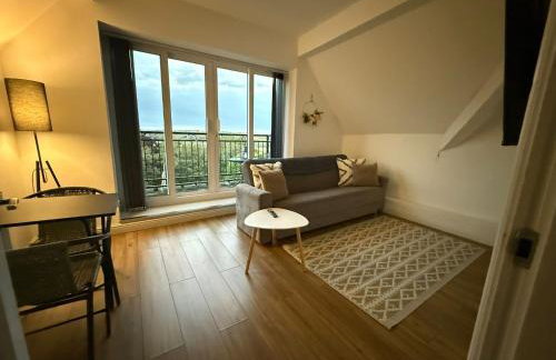 2 Bedroom Scenic Apartment, with Balcony View & Parking - Foto 1
