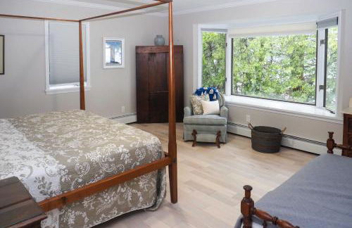 2 Living Areas, Tennis! Waterfront Suttons Bay Gem - Foto 24