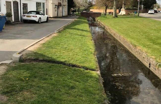 Village Period Cottage Next to a Idyllic Stream - Foto 29