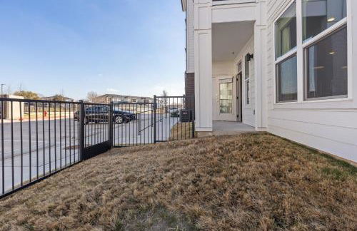 Stylish Ground Floor 2BR 2BA with Private Patio - Foto 32