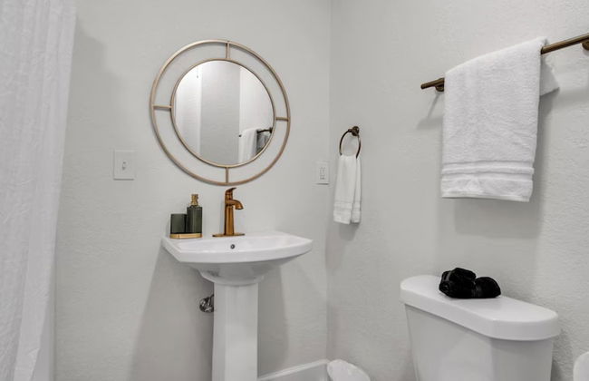 Golden Retreat: Expansive 6BR Home w Heated Pool ~ - Foto 46