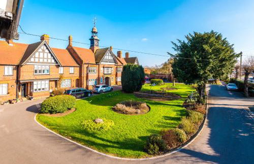 Unique 4 Bed Home in The Windsor Tapestries by Casa by Grace - Sleeps 7-9, Private Hot Tub Hire, Free Parking, Dog Friendly, Legoland, Windsor Castle - Foto 36