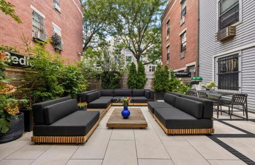 Modern 2BR Brooklyn Retreat Near Manhattan with Private Backyard - Photo 13